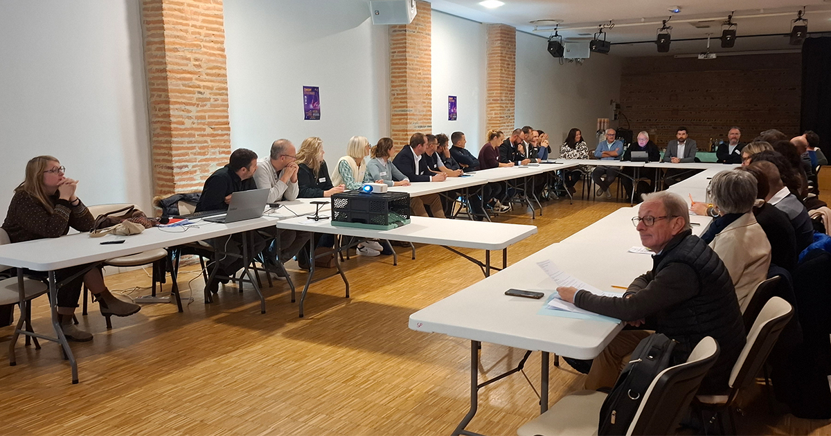 Représentants des entreprises réunis autour d'une table